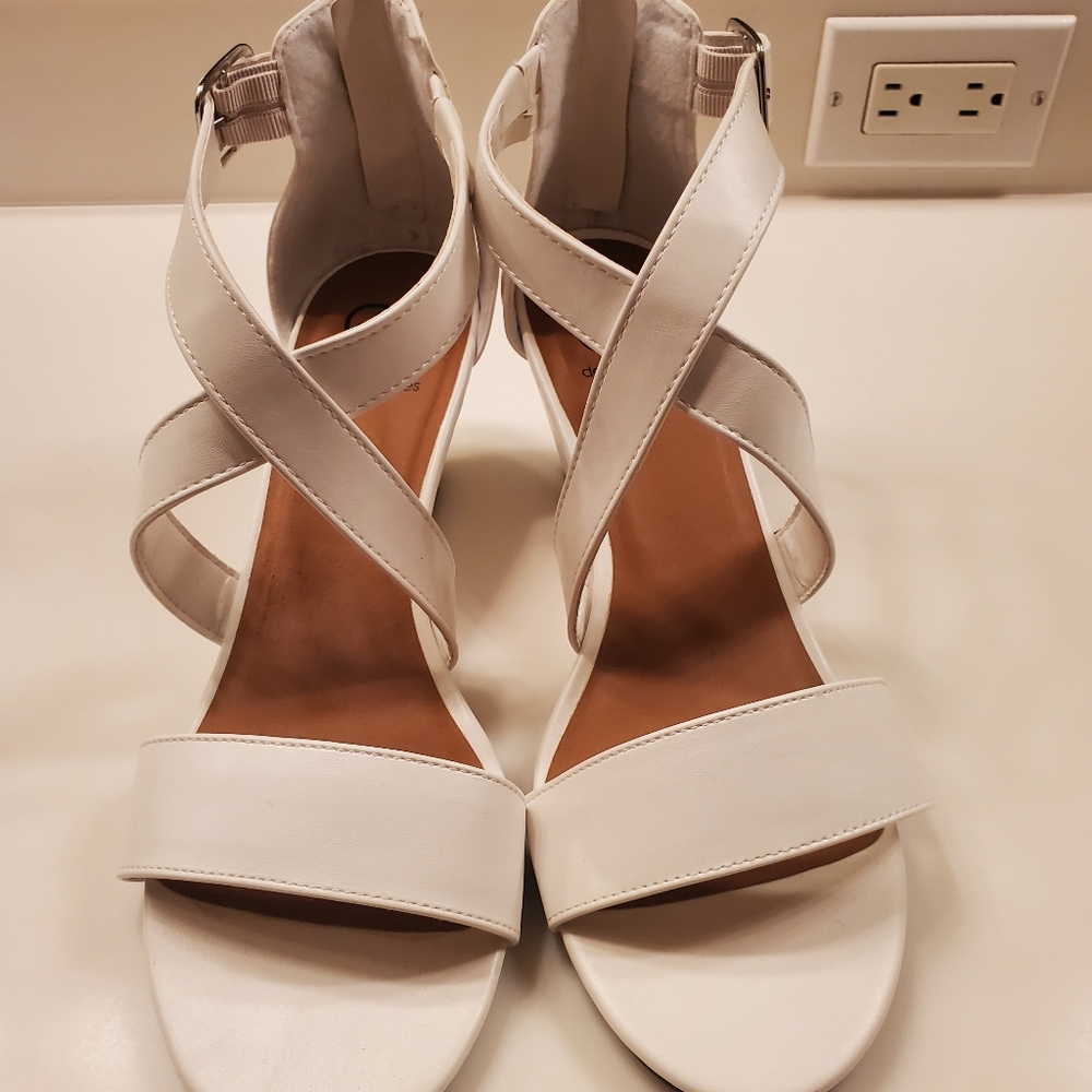 Daisy Fuentes Women’s Sandal White Wedge Size 12
